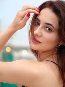 Glamorous styling highlights Priyanka Rewri's confident presentation skills