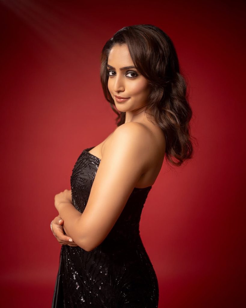 Black dress glamour highlights Reba Monica John's versatile modeling skills