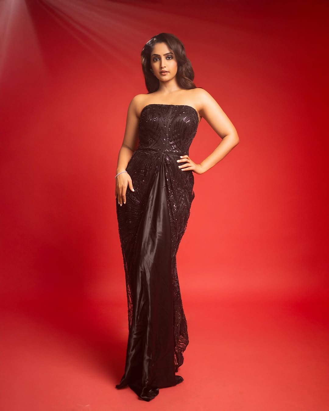 Reba Monica John as a Glamour Doll in Black Dress (6)