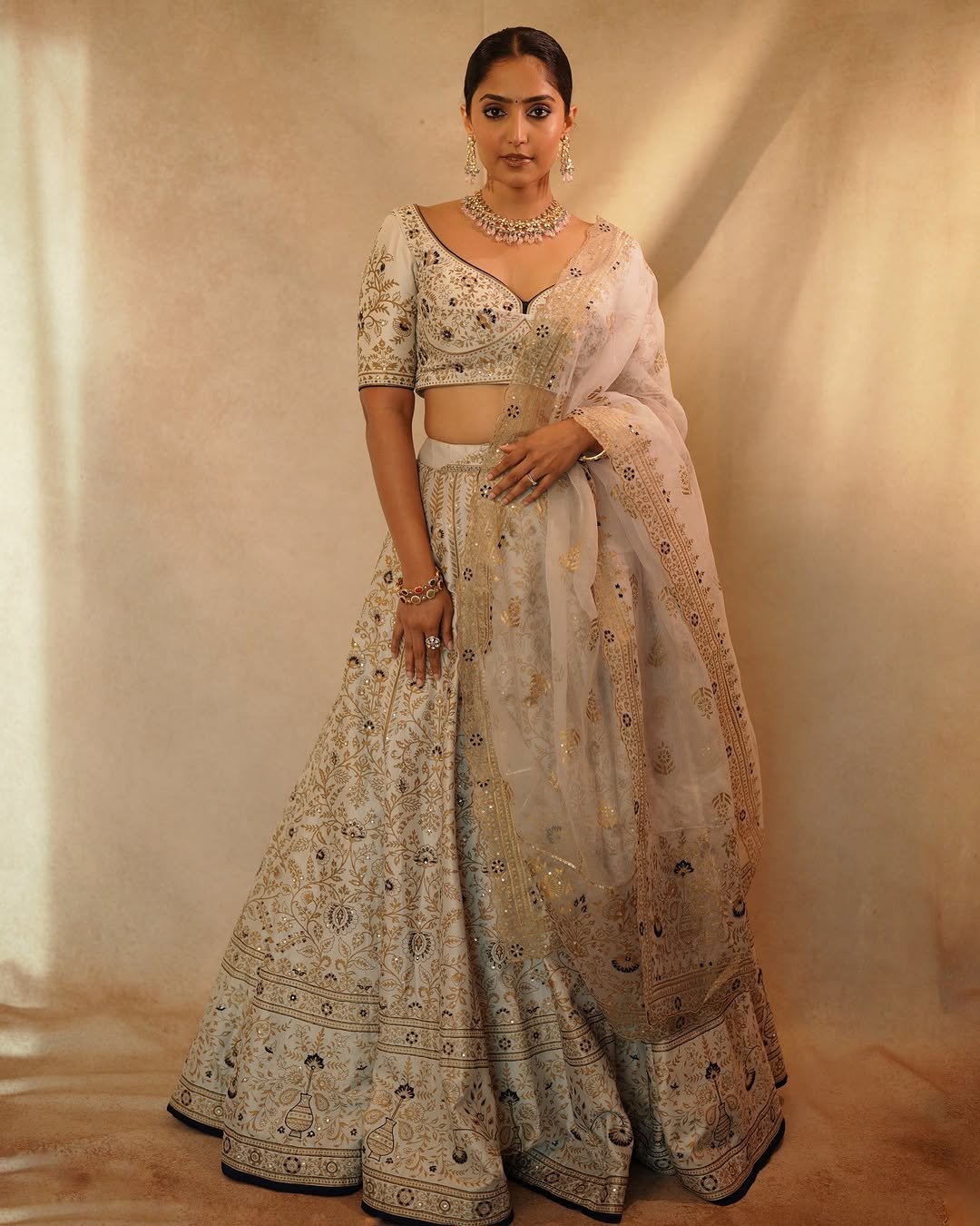 Reba Monica John’s Golden Lehenga Look is Pure Wedding (10)