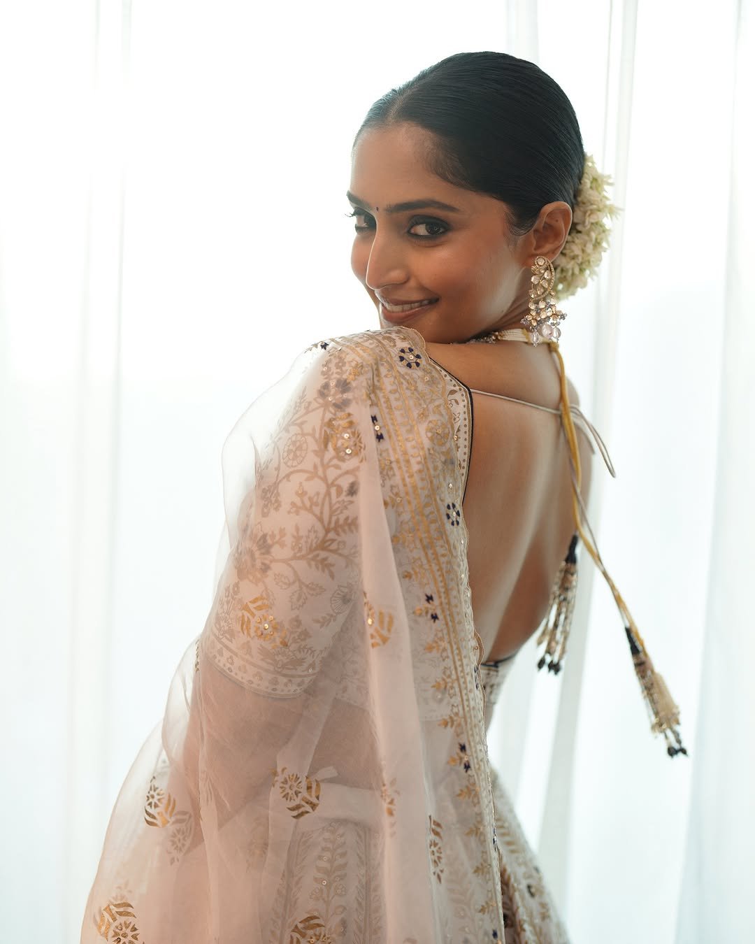 Reba Monica John’s Golden Lehenga Look is Pure Wedding (3)