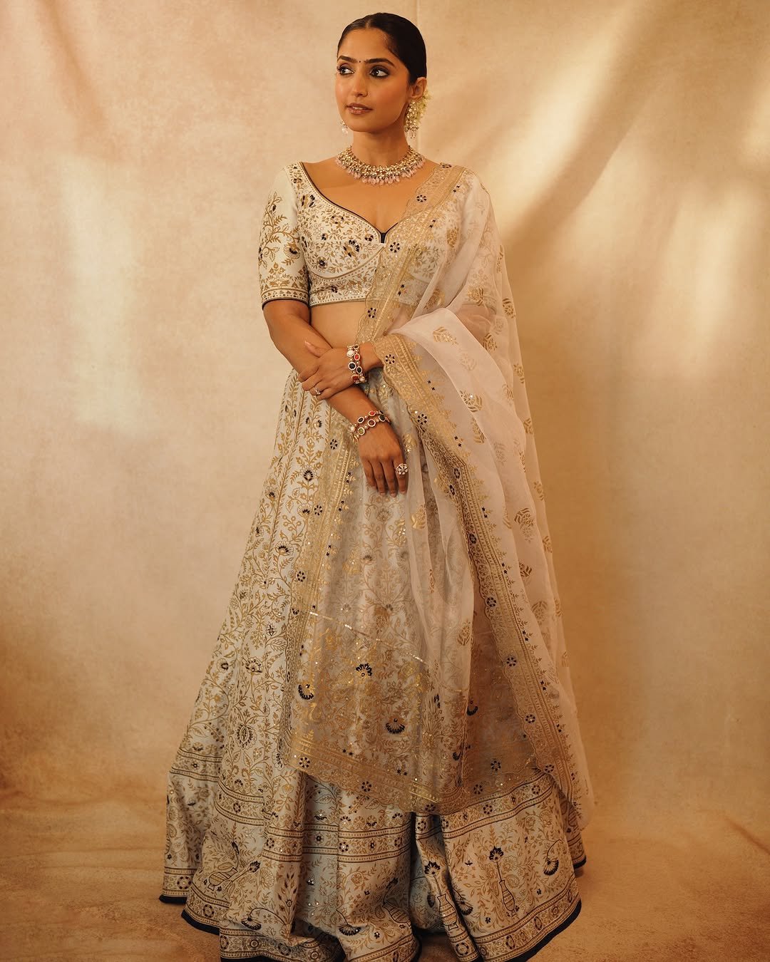 Reba Monica John’s Golden Lehenga Look is Pure Wedding (5)