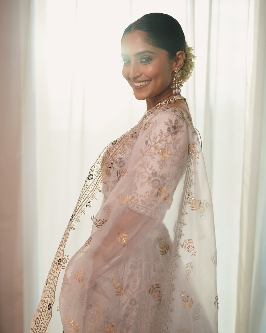 Reba Monica John’s Golden Lehenga Look is Pure Wedding (7)