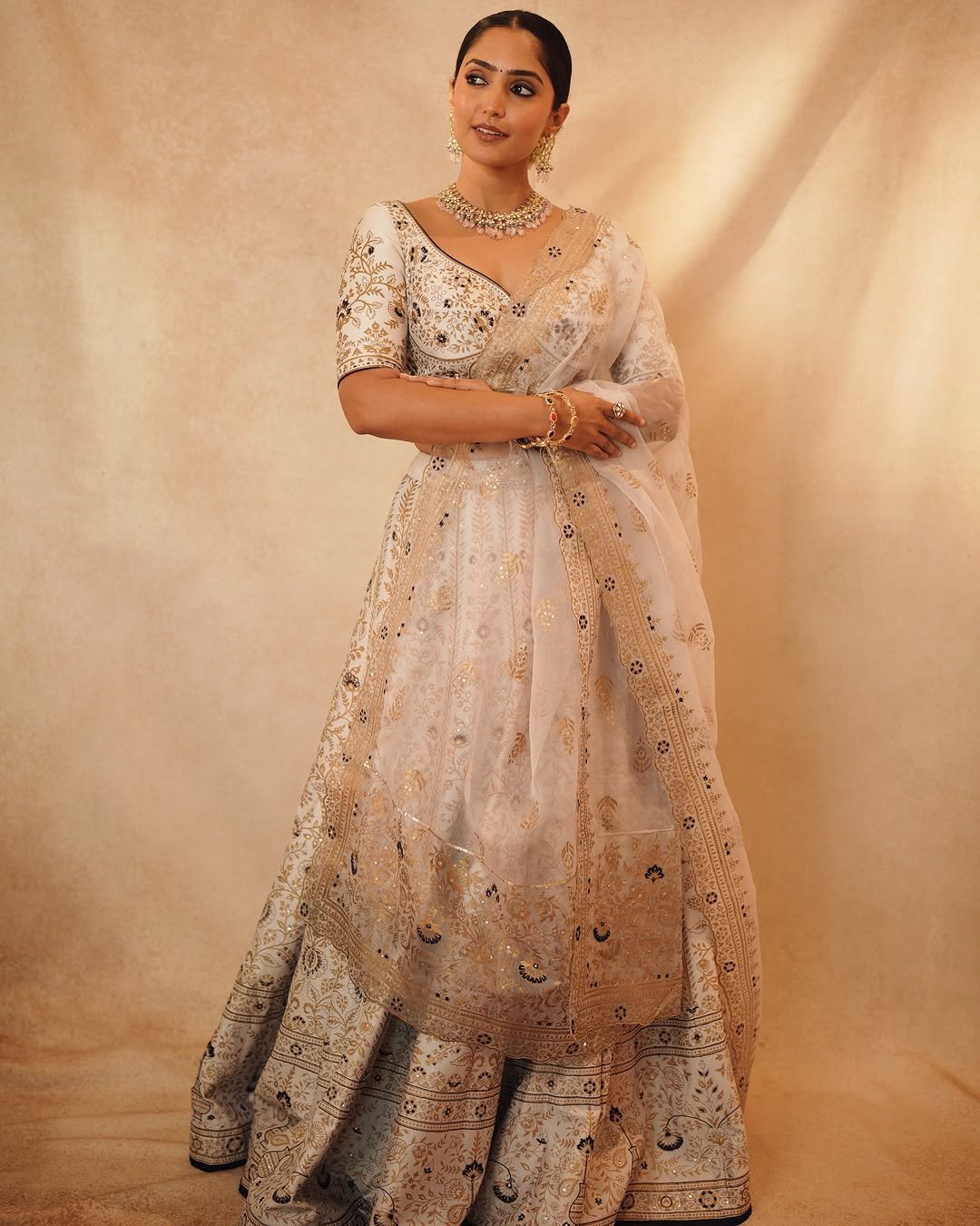 Reba Monica John’s Golden Lehenga Look is Pure Wedding (8)