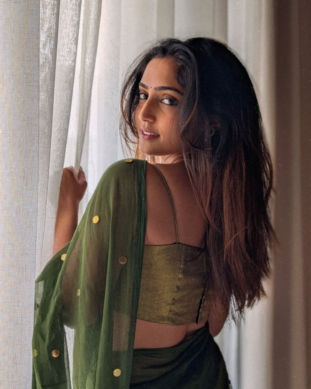 Reba Monica John’s Love for Sarees Will Never DiemLooking hot in Green Saree (9)