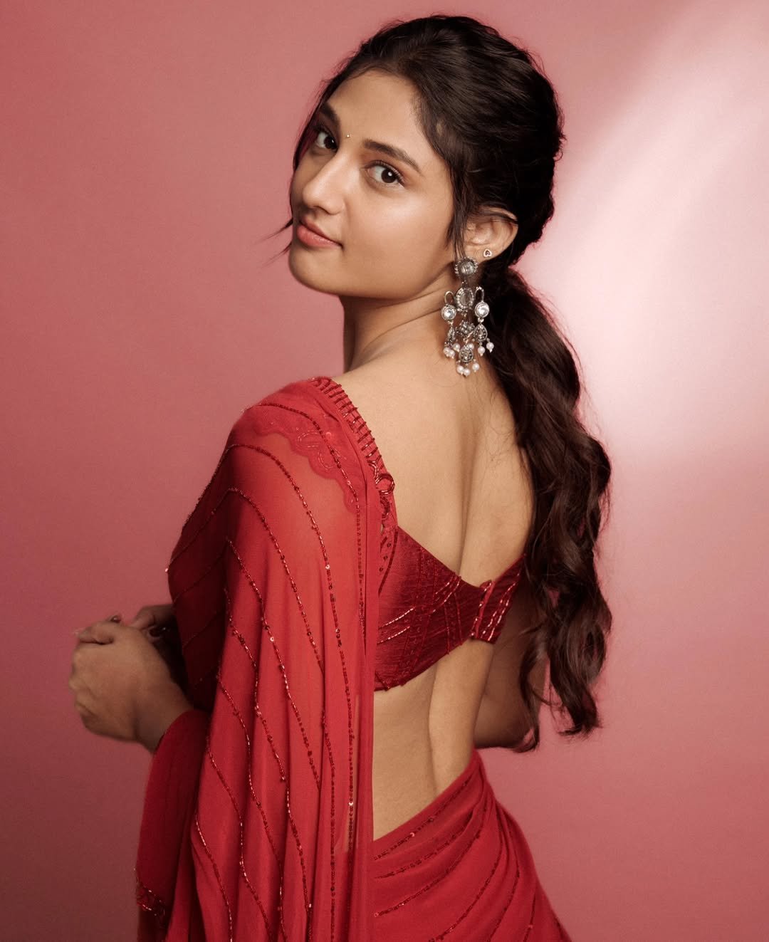 Ritika Nayak keeps her look traditional in sheer red saree and pearl jewellery (6)