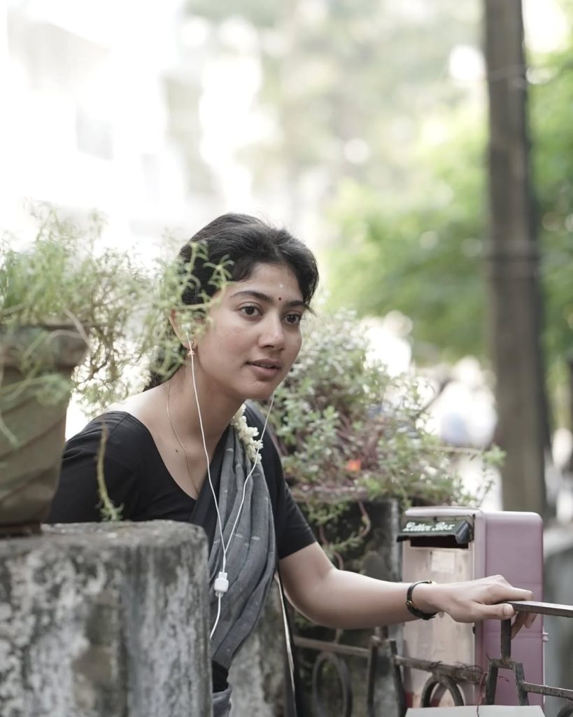 Movie set candid moments capture Sai Pallavi's professional commitment