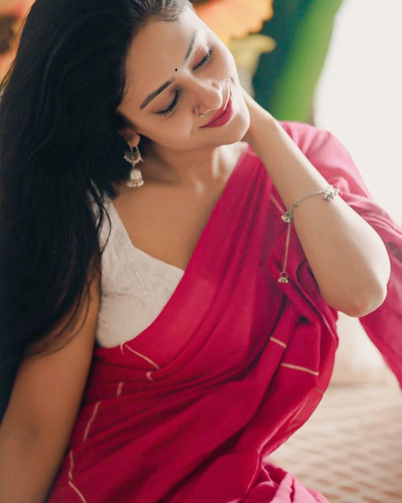 Bold pink saree presentation showcases Sanya Thakur's fearless fashion approach