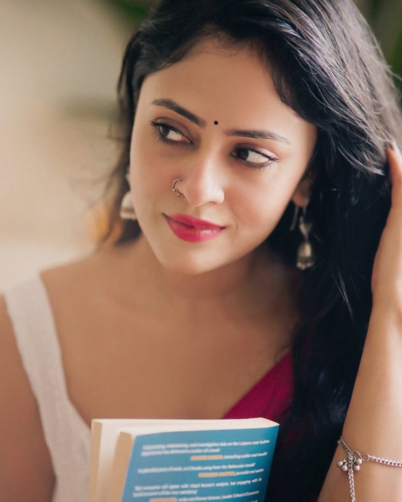 Glamorous pink styling highlights Sanya Thakur's contemporary traditional appeal