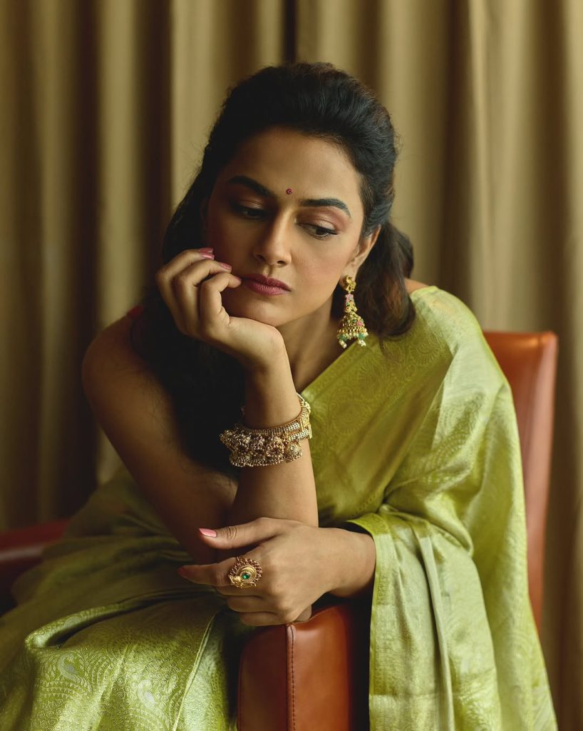 Beautiful saree presentation showcases Shraddha Srinath's cultural fashion expertise