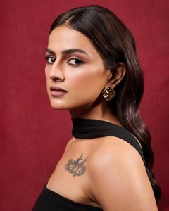 Shraddha embodies confidence in minimalist black tube dress with body art