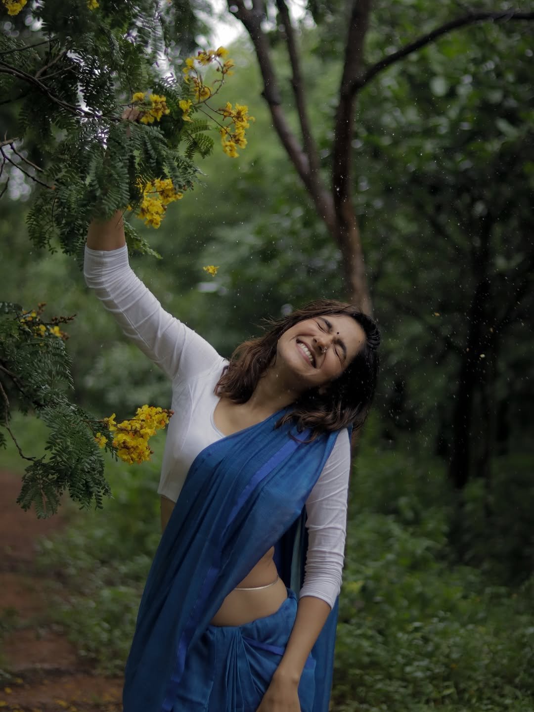 Simran Choudhary Stunning Photos in Blue Saree (4)