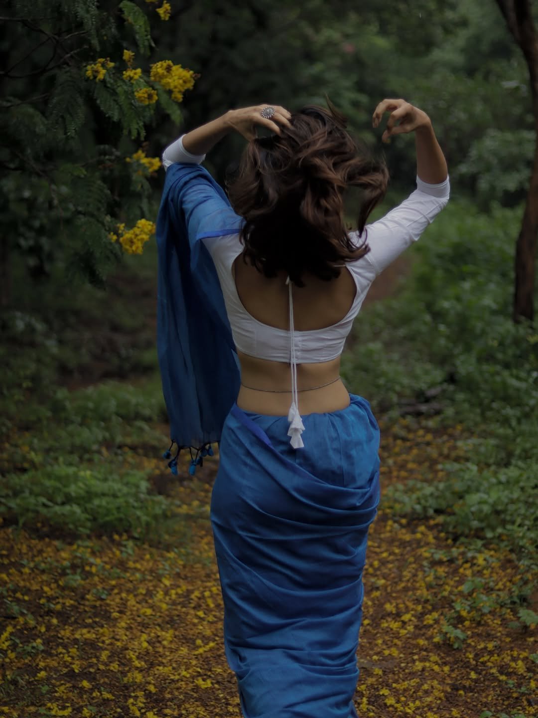 Simran Choudhary Stunning Photos in Blue Saree (5)