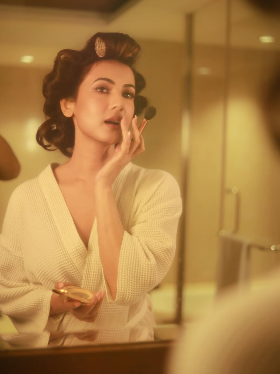 Sonal Chauhan Looks Fresh & Gorgeous in a White After-Shower Look (1)