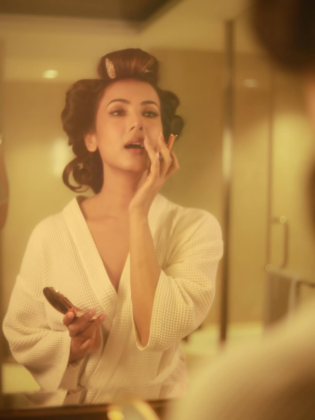 Sonal Chauhan Looks Fresh & Gorgeous in a White After-Shower Look (13)