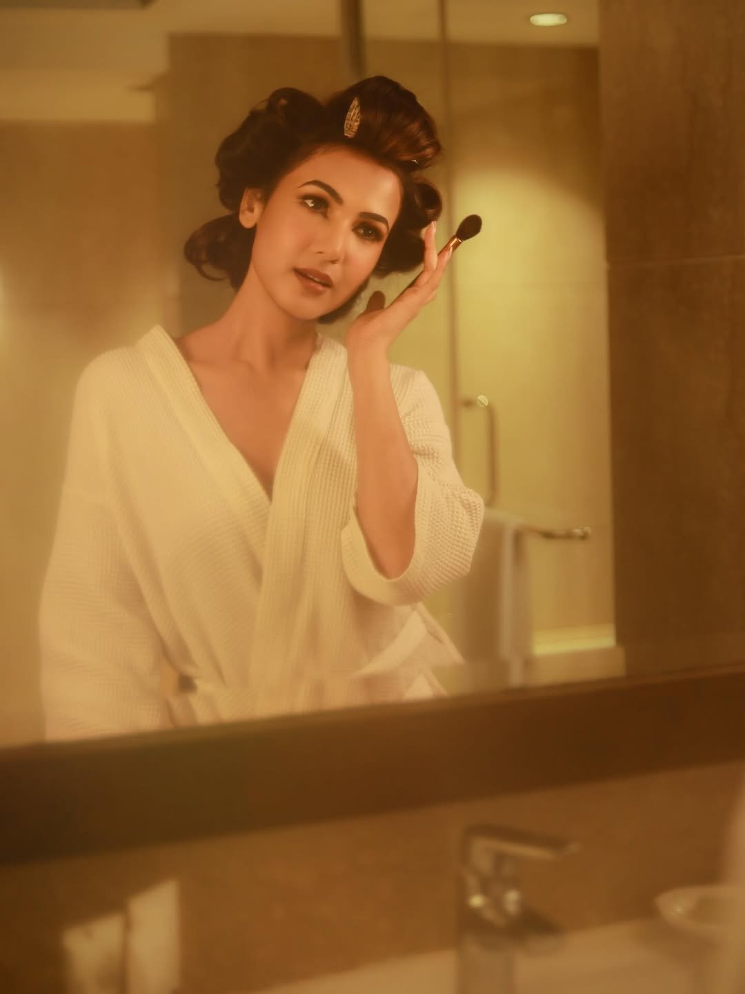 Sonal Chauhan Looks Fresh & Gorgeous in a White After-Shower Look (15)