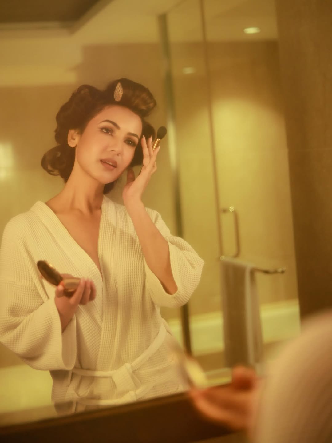 Sonal Chauhan Looks Fresh & Gorgeous in a White After-Shower Look (6)