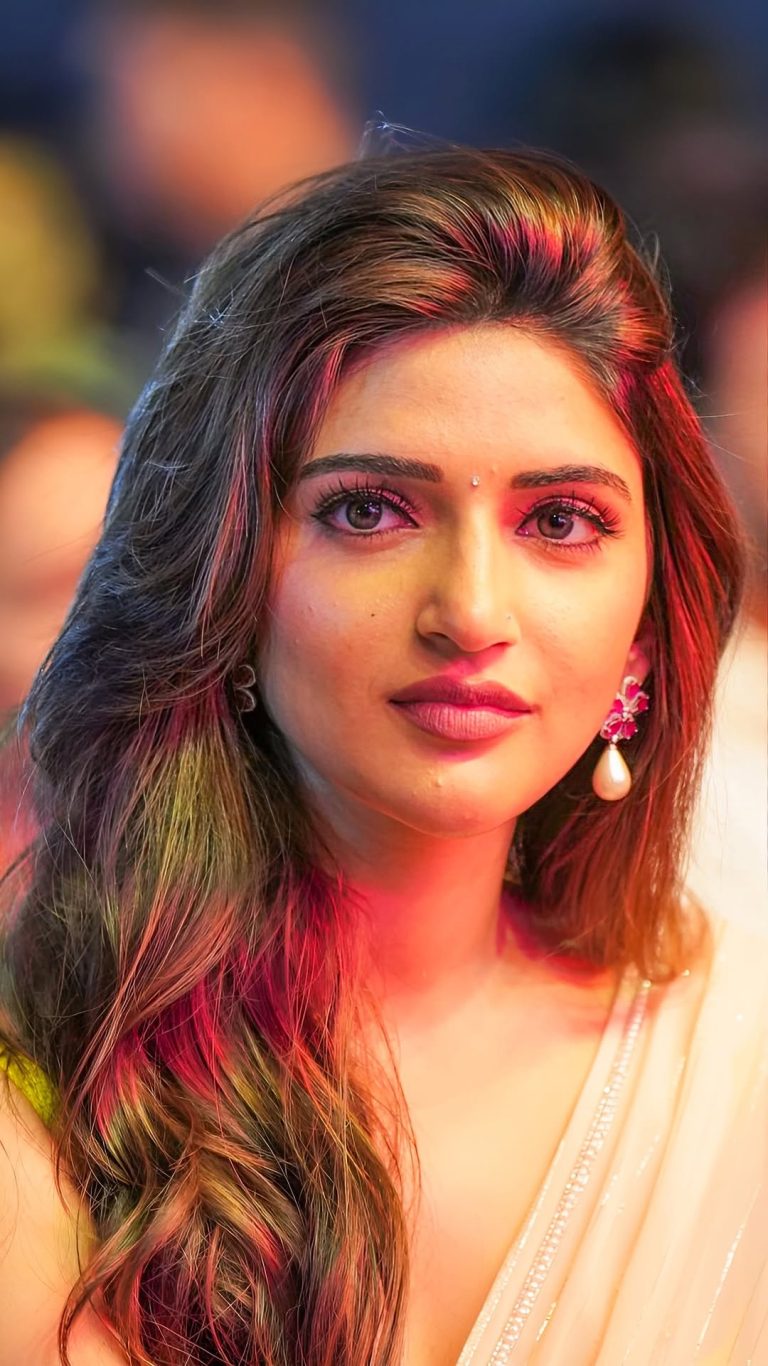 Adorable expressions captured in Sreeleela's traditional cultural attire