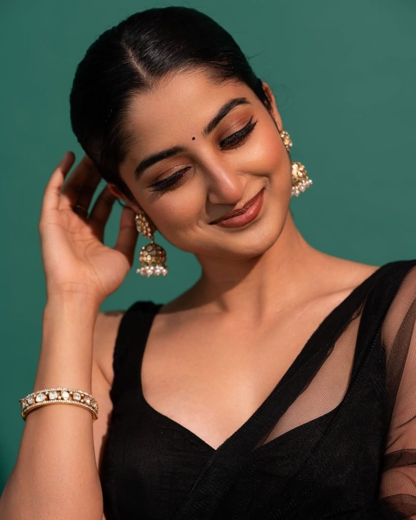 Sushmita Shetty embodies confidence in striking black traditional ensemble