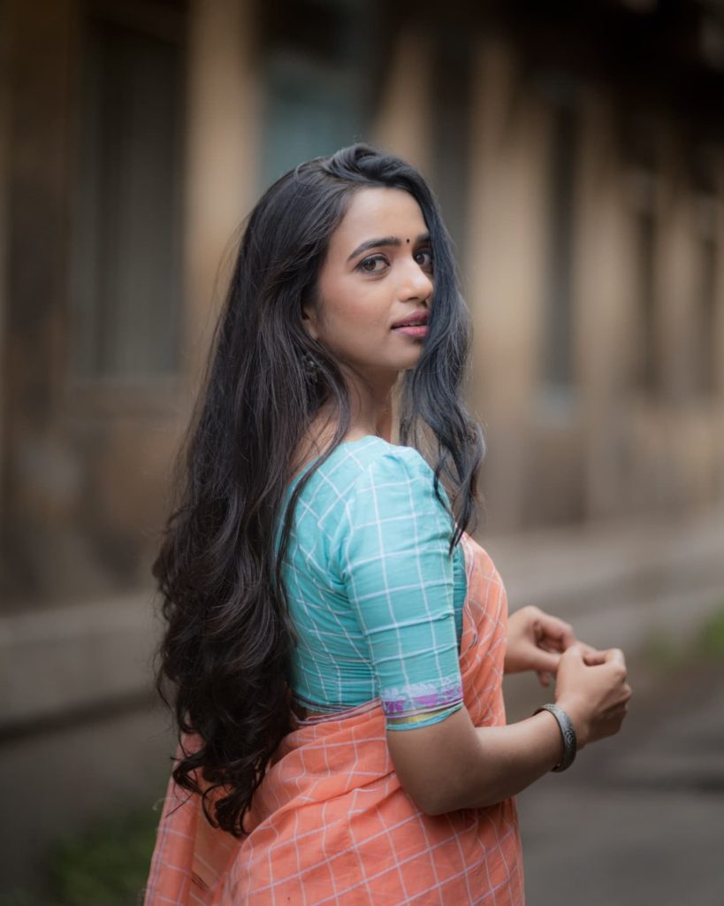 Graceful saree styling highlights Trupti Ravindra's natural poise and beauty