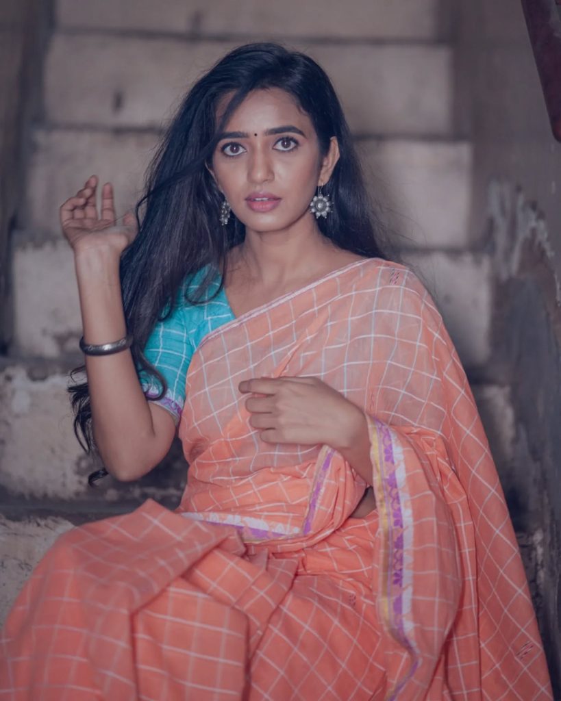 Graceful saree styling highlights Trupti Ravindra's natural poise and beauty