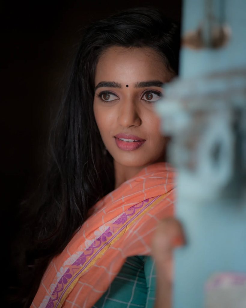 Graceful saree styling highlights Trupti Ravindra's natural poise and beauty