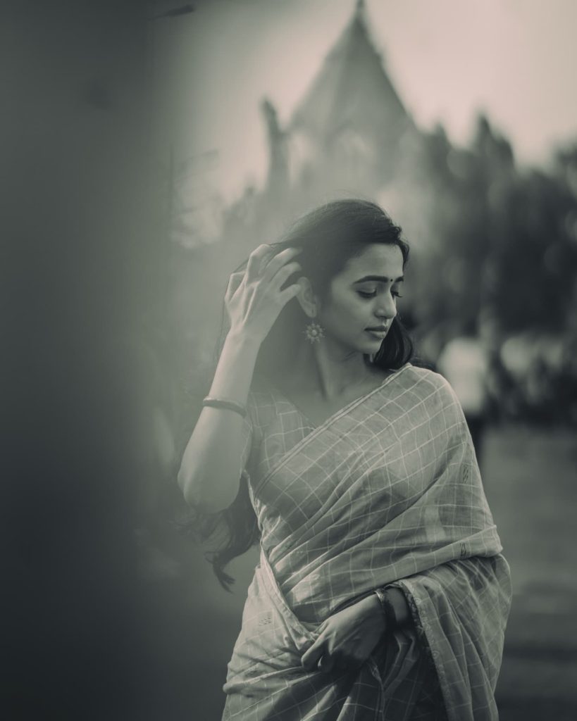 Stunning traditional attire showcases Trupti Ravindra's cultural fashion expertise