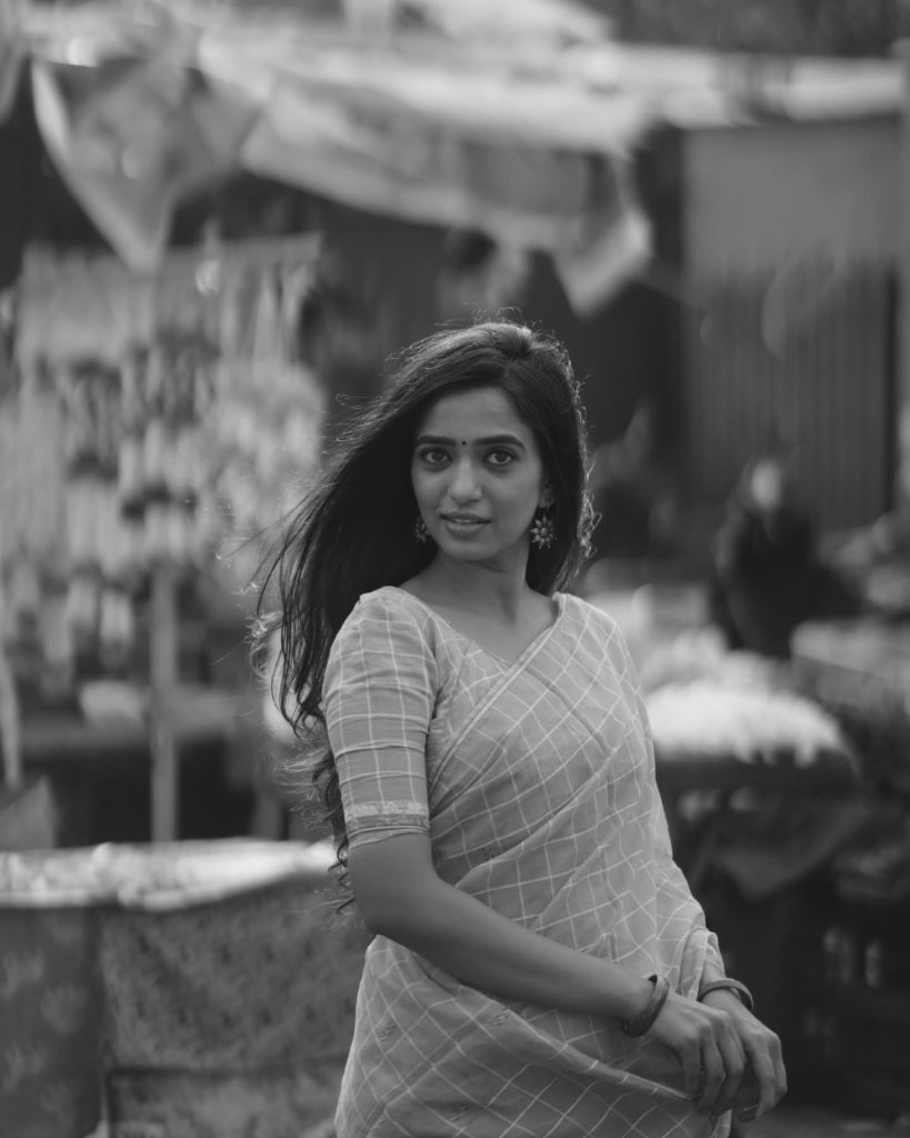 Trupti Ravindra embodies traditional elegance in classical saree draping