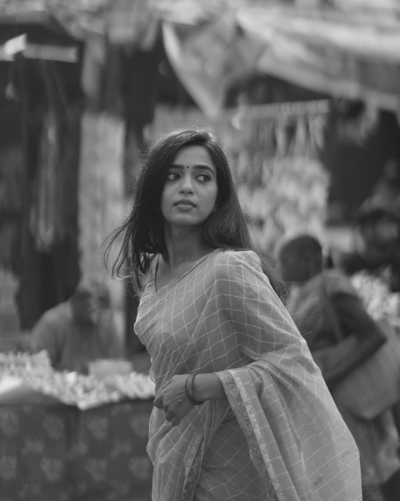 Trupti Ravindra embodies traditional elegance in classical saree draping