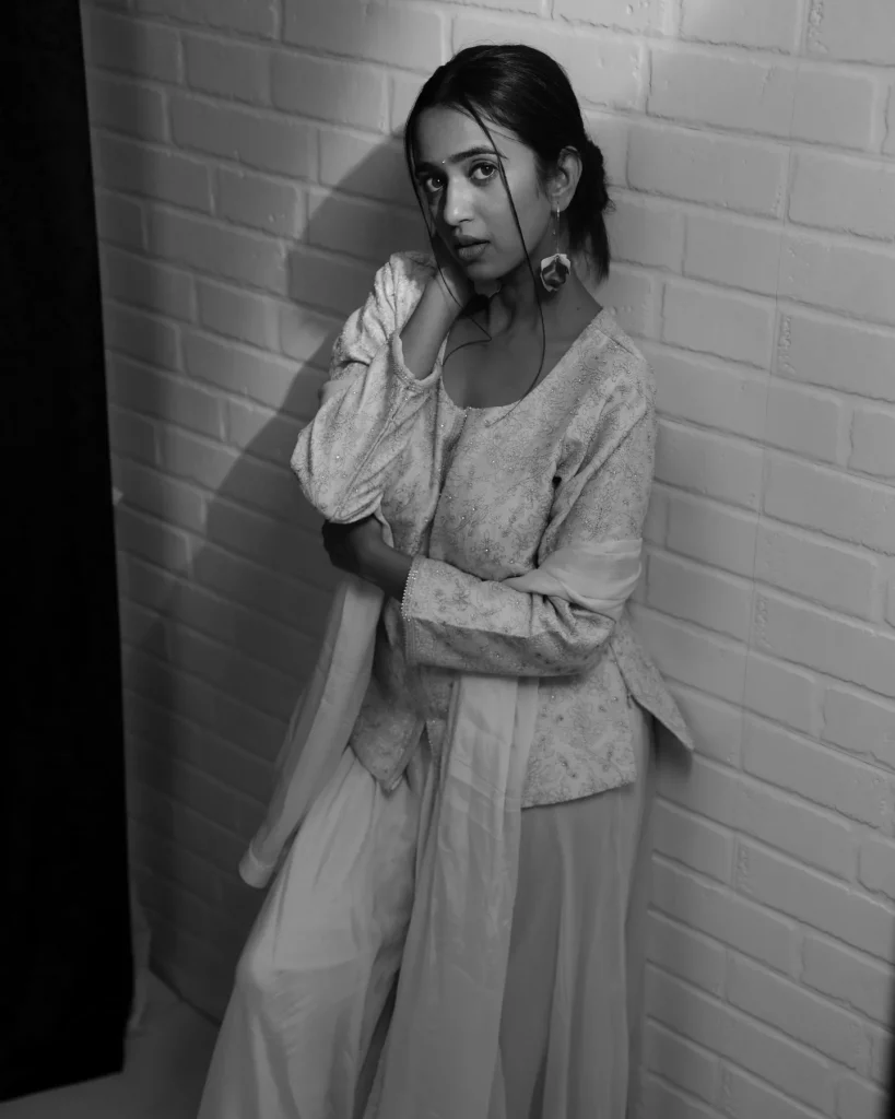 Trupti Ravindra embodies traditional elegance in classical saree draping