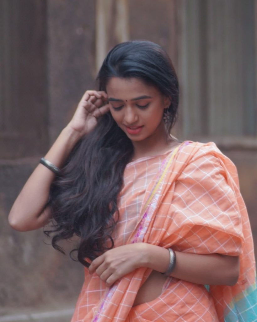 Trupti Ravindra embodies traditional elegance in classical saree draping