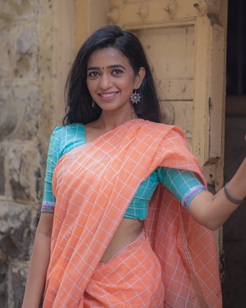 Trupti Ravindra embodies traditional elegance in classical saree draping