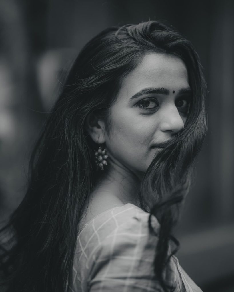 Graceful saree styling highlights Trupti Ravindra's natural poise and beauty