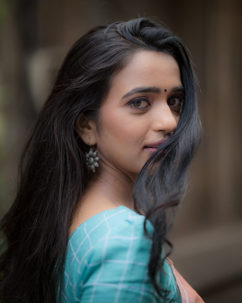 Graceful saree styling highlights Trupti Ravindra's natural poise and beauty