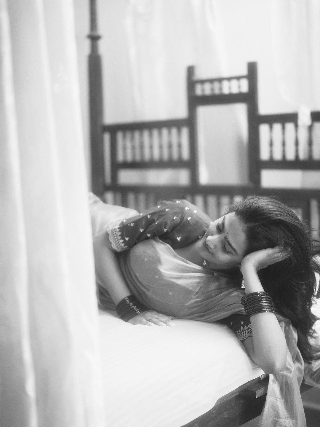 Yoga Lakshmi Elegant Photos in Saree (5)