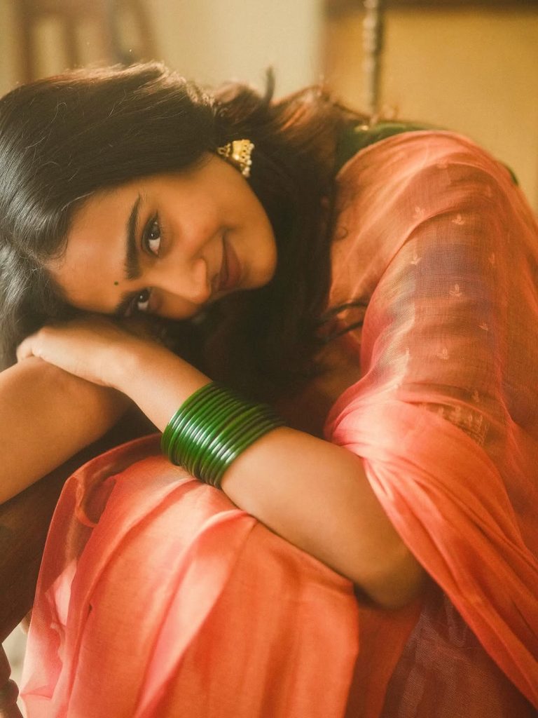 Yoga Lakshmi embodies cultural grace in sophisticated saree ensemble