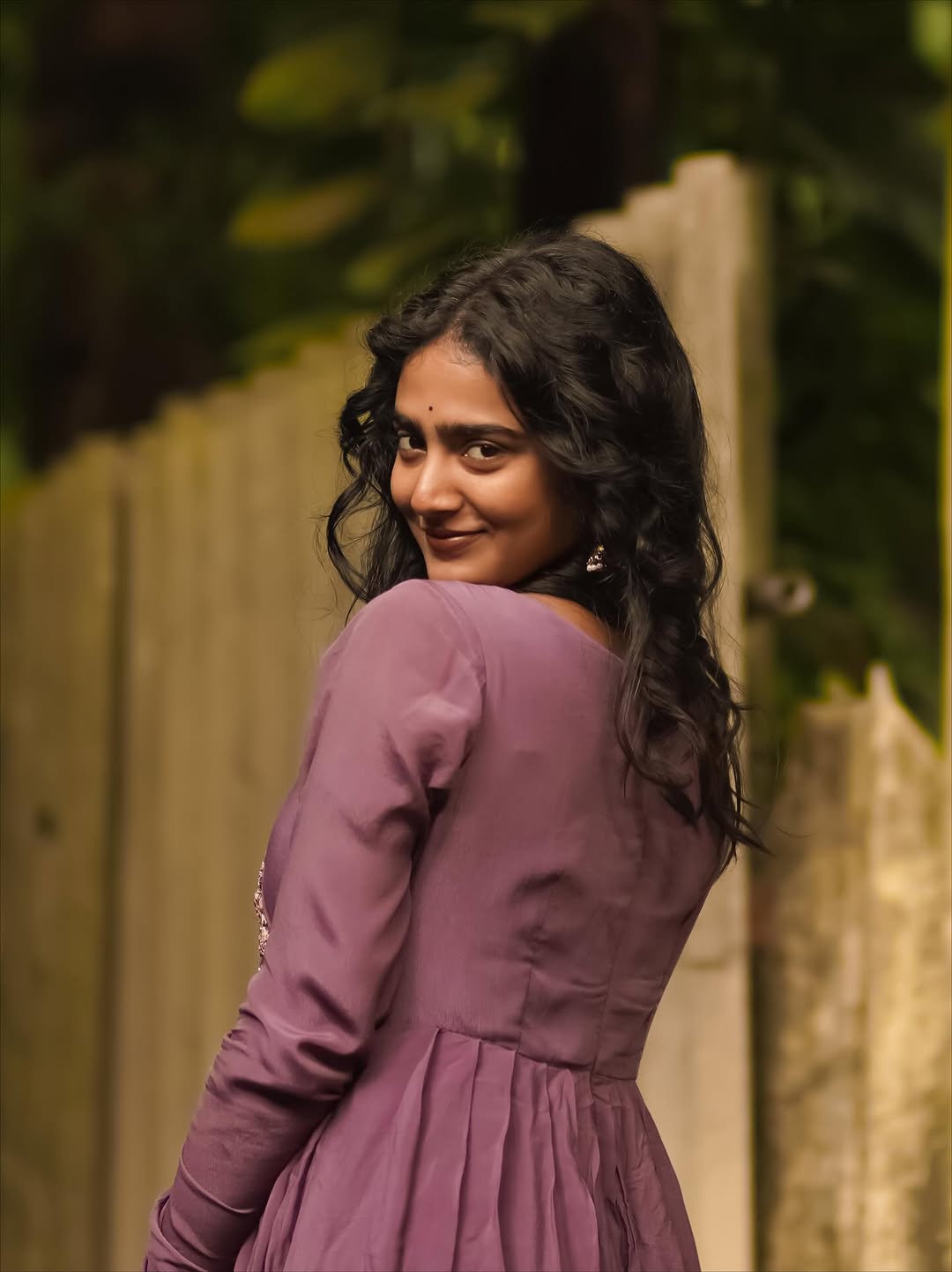 Yoga Lakshmi styles a pleated purple gown for a casual outdoor shoot (1)