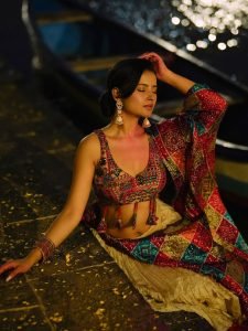 Aarushi Baruah glamorous pose in bandhani saree by the sea