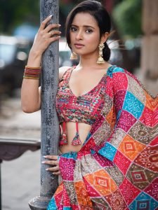 Aarushi Baruah glamorous pose in bandhani saree by the sea