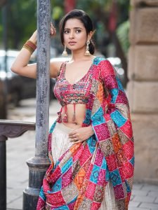 Aarushi Baruah glamorous pose in bandhani saree by the sea