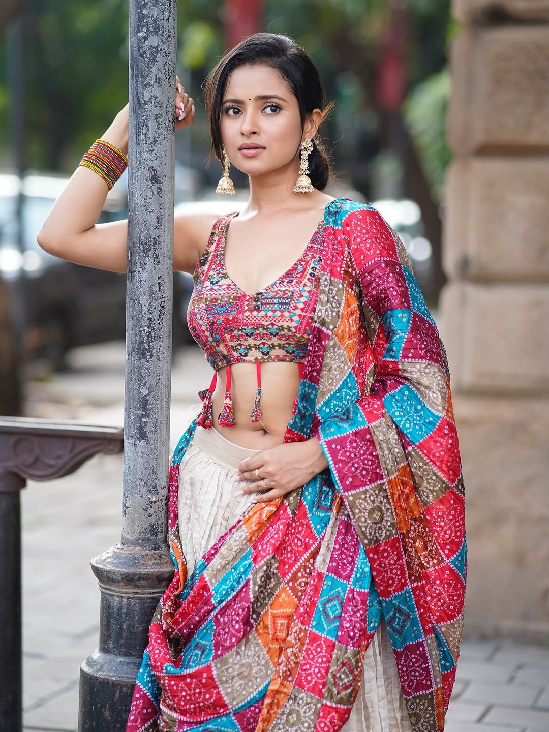 Aarushi Baruah bandhani saree seaside glam Photos (6)