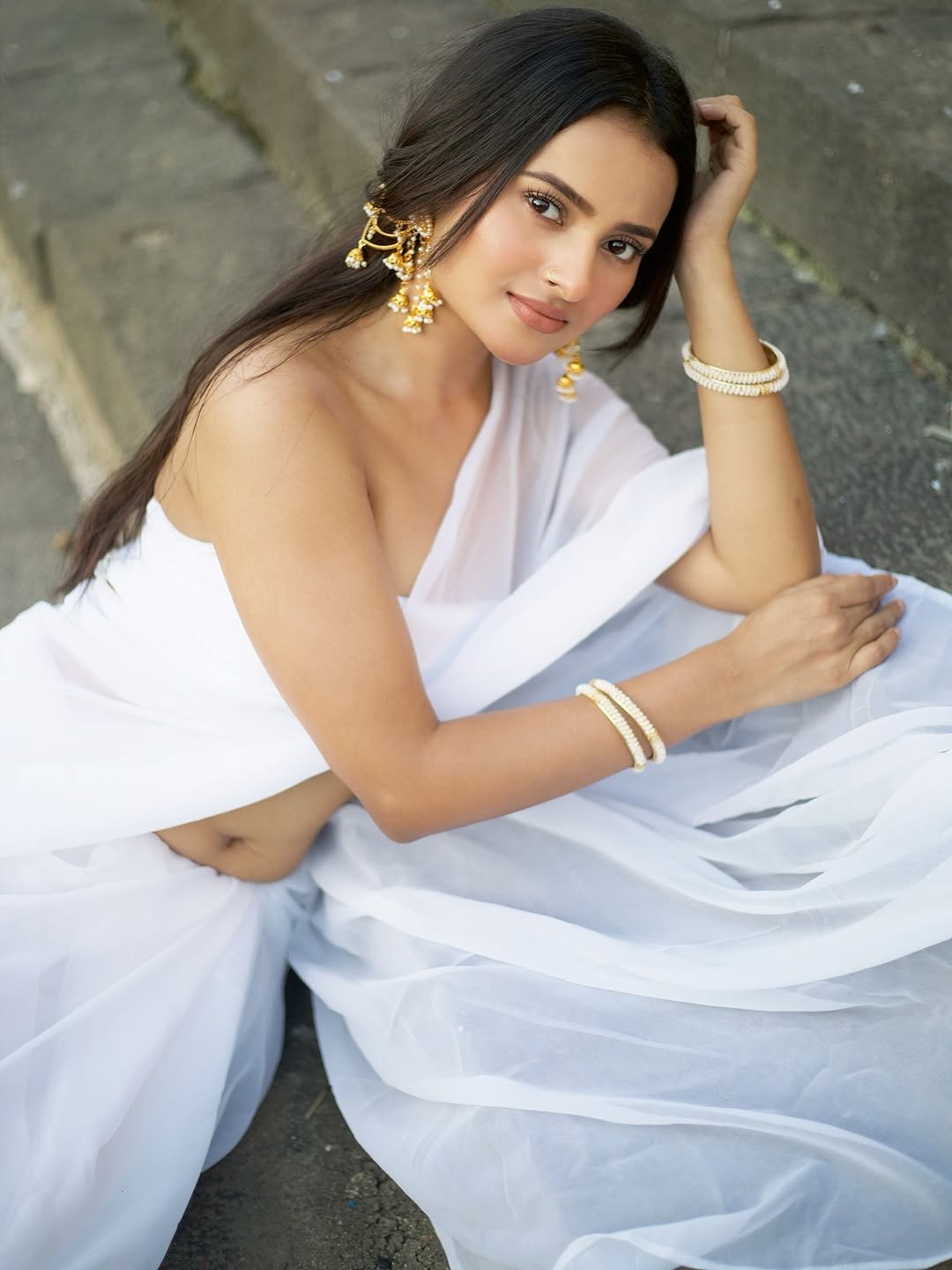 Aarushi Baruah white chiffon saree lakeside serene Photoshoot (11)