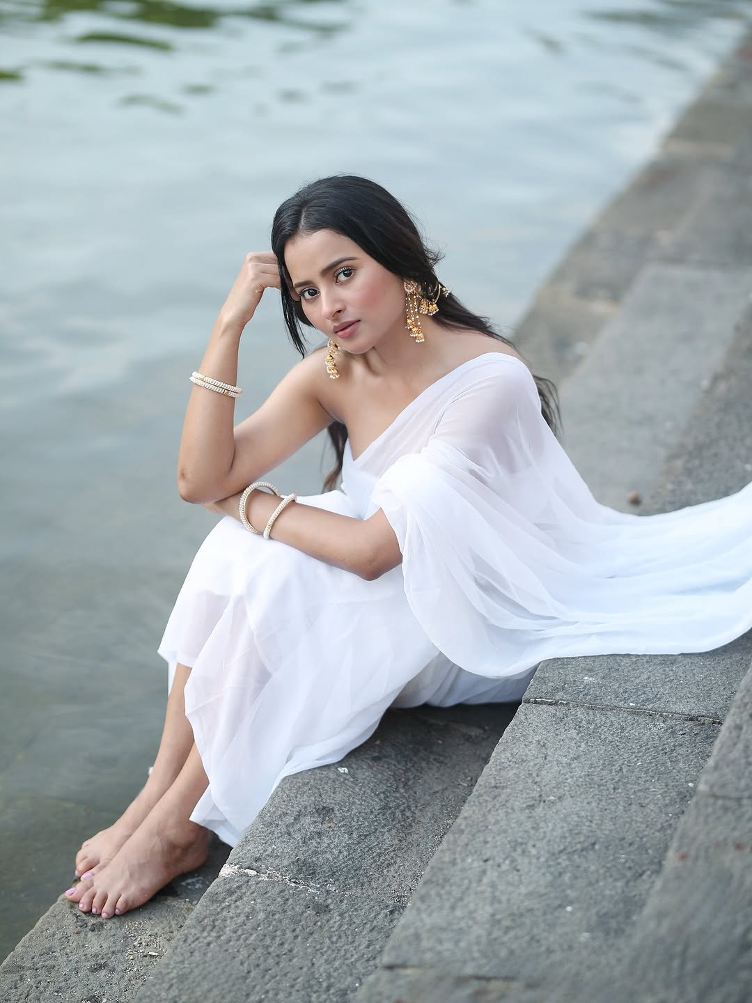 Aarushi Baruah white chiffon saree lakeside serene Photoshoot (12)