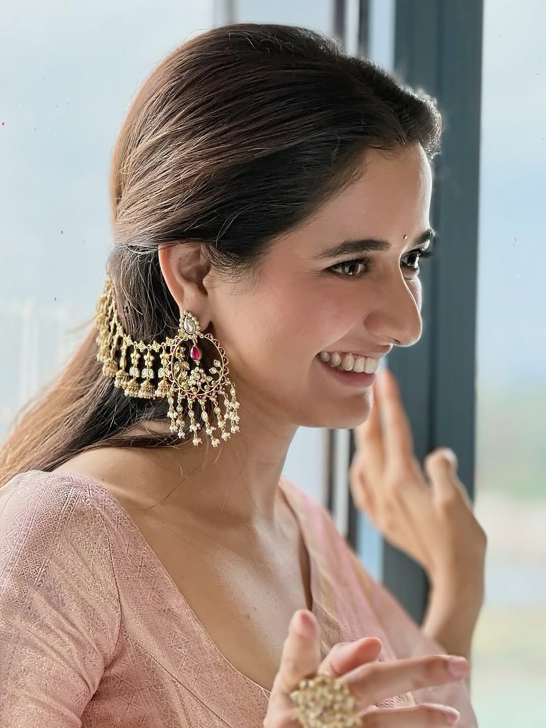 Ashika Ranganath Pink Silk Saree Traditional Photoshoot Elegant Look (12)