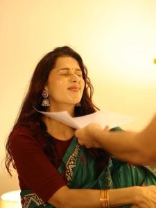 Handwoven texture visible in Bhumika Chawla teal saree closeup