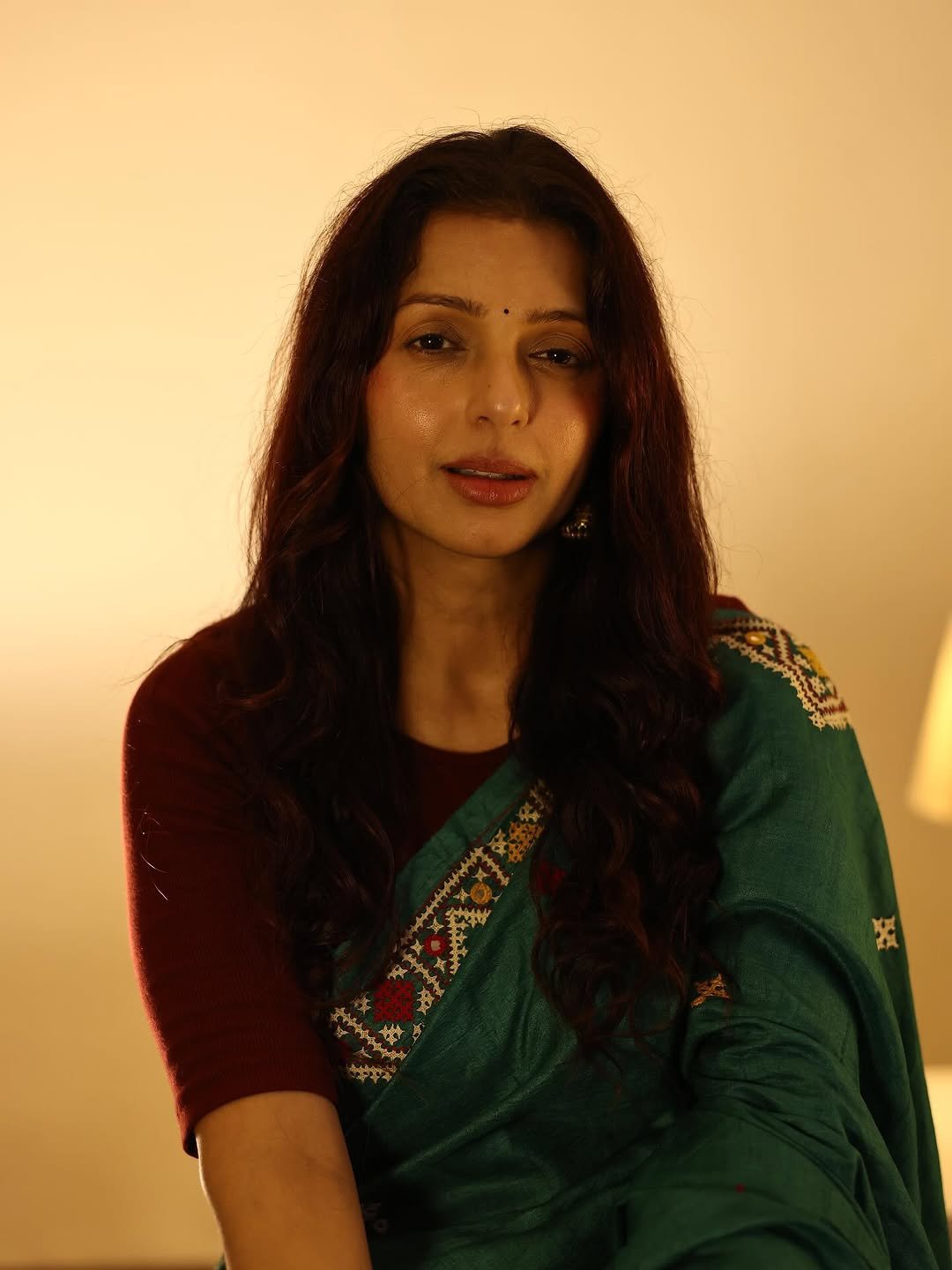 Bhumika Chawla teal handloom saree warm glow Photoshoot (17)