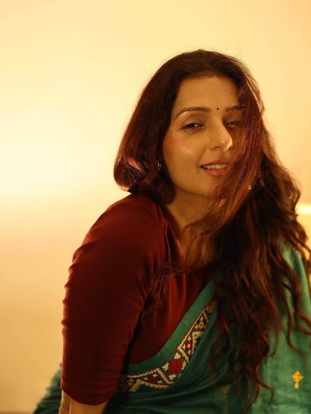 Bhumika Chawla teal handloom saree warm glow Photoshoot (6)