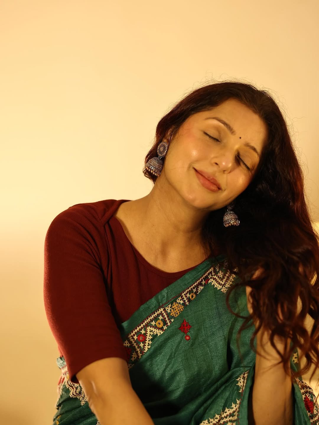 Bhumika Chawla teal handloom saree warm glow Photoshoot (9)