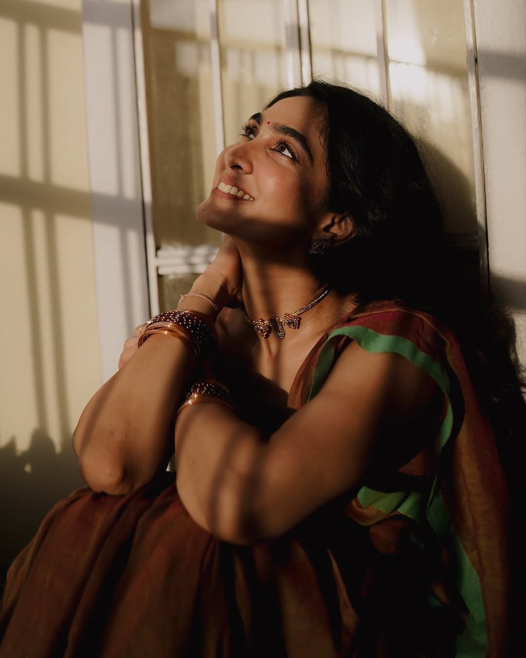 Deepti Sati earthy silk saree blush blouse moody indoor Portrait (19)