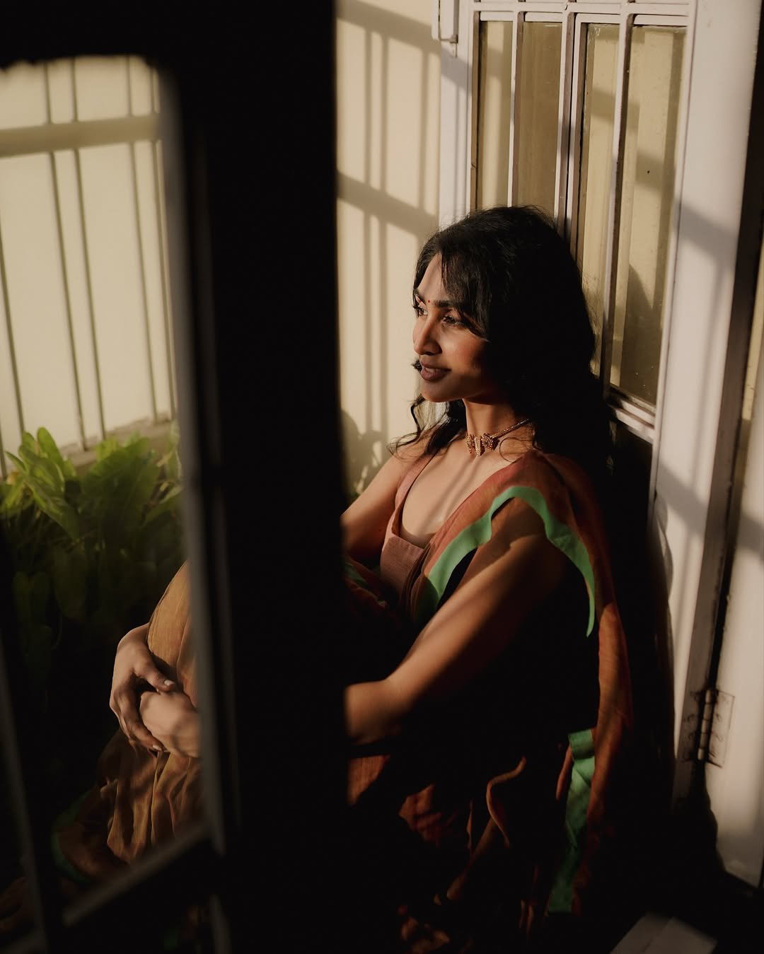 Deepti Sati earthy silk saree blush blouse moody indoor Portrait (7)